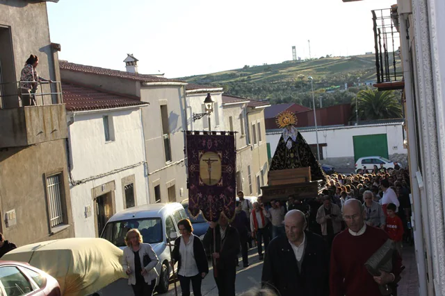 Numerosos devotos acompañaron ayer a la Virgen en su traslado. 