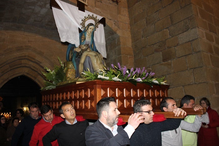 La Piedad siempre es portada por el mismo grupo de amigos. 