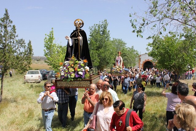 Los santos,m San Benito a la cabeza, han salido en procesión. 