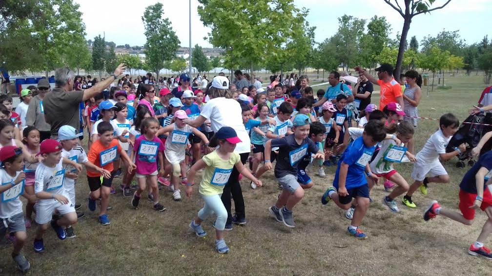 Niños de Primaria durante la carrera esta mañana en el circuito de La Charca. 