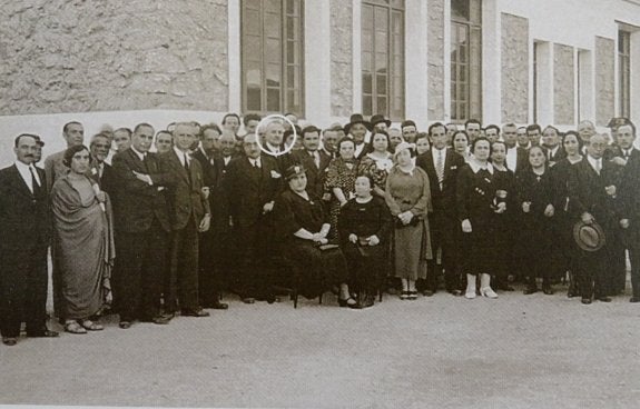 Inauguración en 1935 del colegio León Leal (rodeado con un circulo), a la izquierda el profesor. :: S. E.