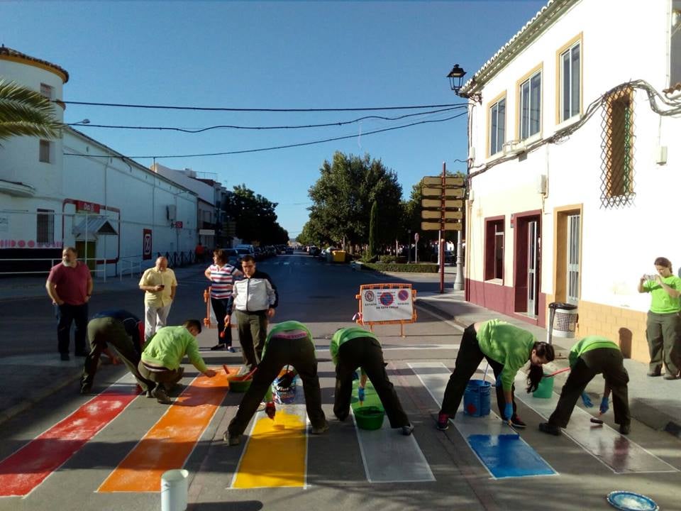 Los alumnos de la Escuela Profesional Cynara se encargaron de pintar los tres pasos. CEDIDA