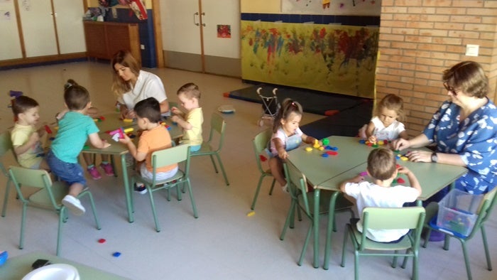 La escuela atiende a unos 70 niños cada curso. 