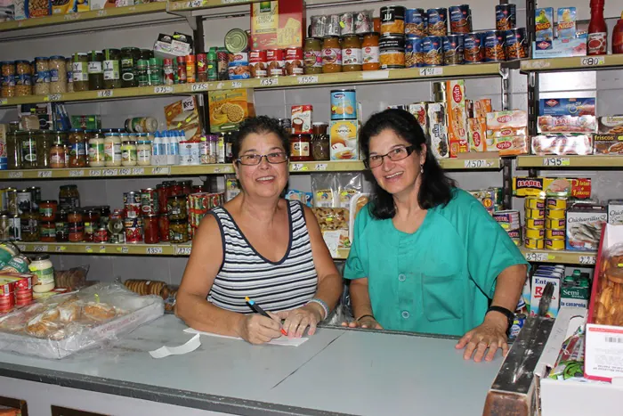 Domi y Loli en el mostrador de su tienda de la calle Larga. 