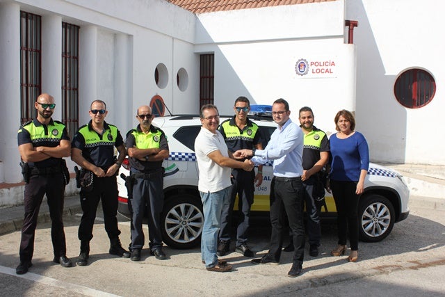 Momento de la entrega del turismo por parte de la empresa 'Gedautocar Mérida' al Ayuntamiento y la Policía. 