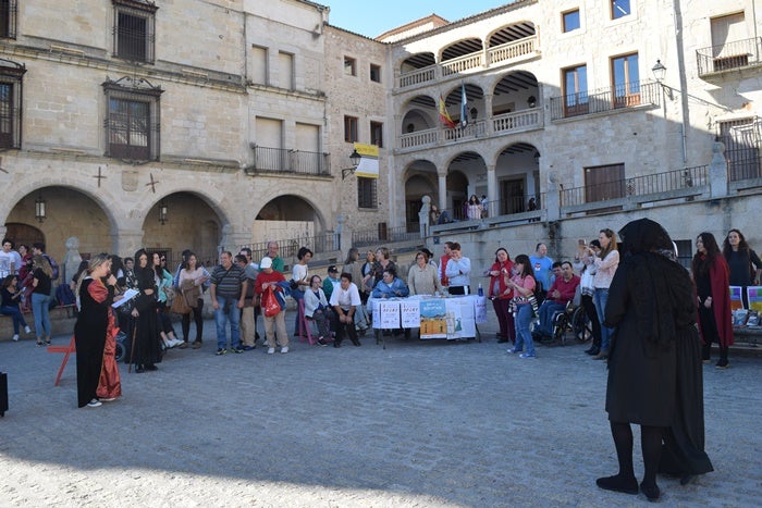 Aspace saca los libros a la plaza Mayor con su trueque literario