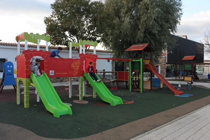 El Paseo de Extremadura estrena parque infantil