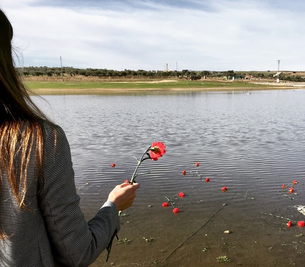 Suelta de claveles rojos en la Charca en recuerdo a los casareños fallecidos en 1936 y 1937. 