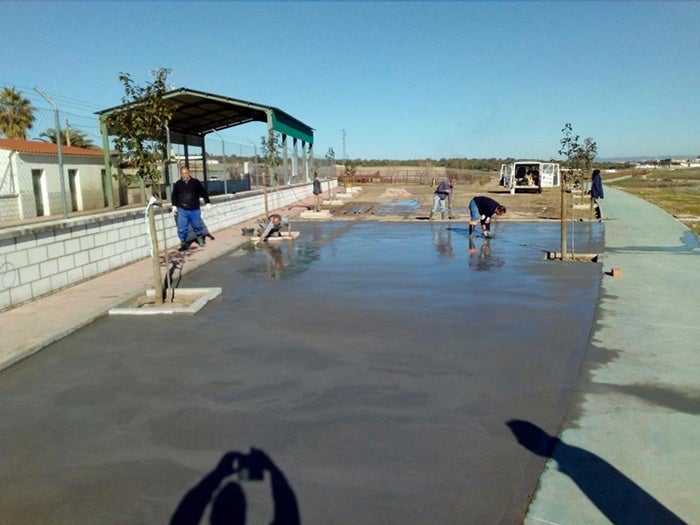 Trabajadores del área de Obras del Ayuntamiento, realizando mejoras junto al centro de desinfección. 