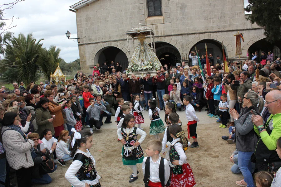 Un grupo de niños baila el redoble en presencia de la Virgen. 