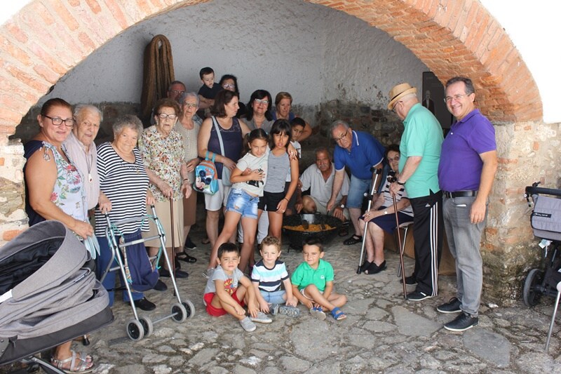 Abuelos y nietos comparten una jornada en el Museo del Queso. 