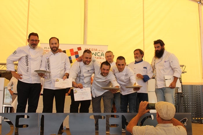 Participantes en el concurso de cocineros profesionales junto al jurado. 