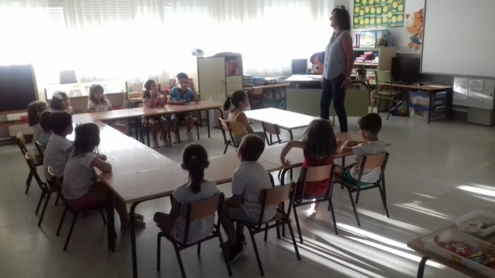 Los niños han acudido hoy a sus aulas tras casi tres meses de periodo vacacional. 