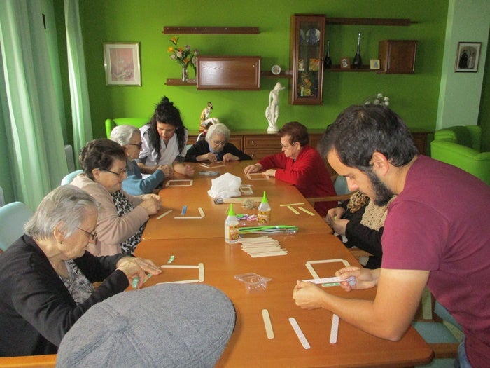 Monitores contratados realizan talleres de reciclaje con usuarios de los pisos tutelados. 
