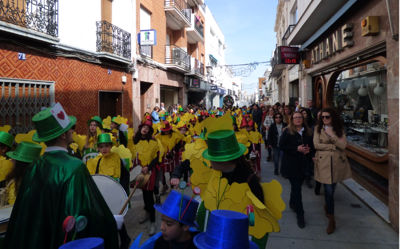 El pasacalle escolar llenó de Carnaval las calles de Castuera
