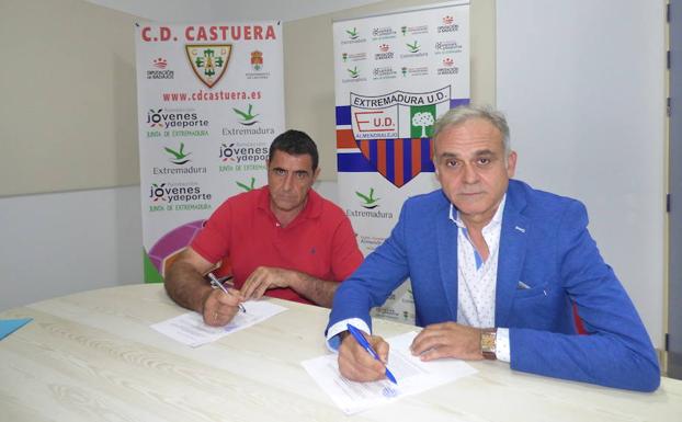 El presidente del CD Castuera y el vicepresidente de la UD Extremadura en la firma del convenio