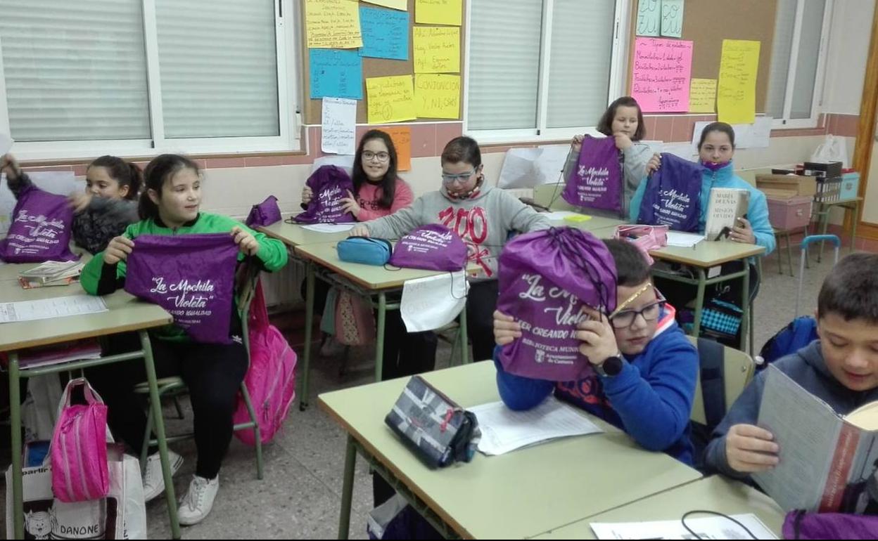 Las 'Mochilas Violetas' de la Biblioteca Municipal ofrecen a las familias una selección de cuentos y libros sobre 'Igualdad'