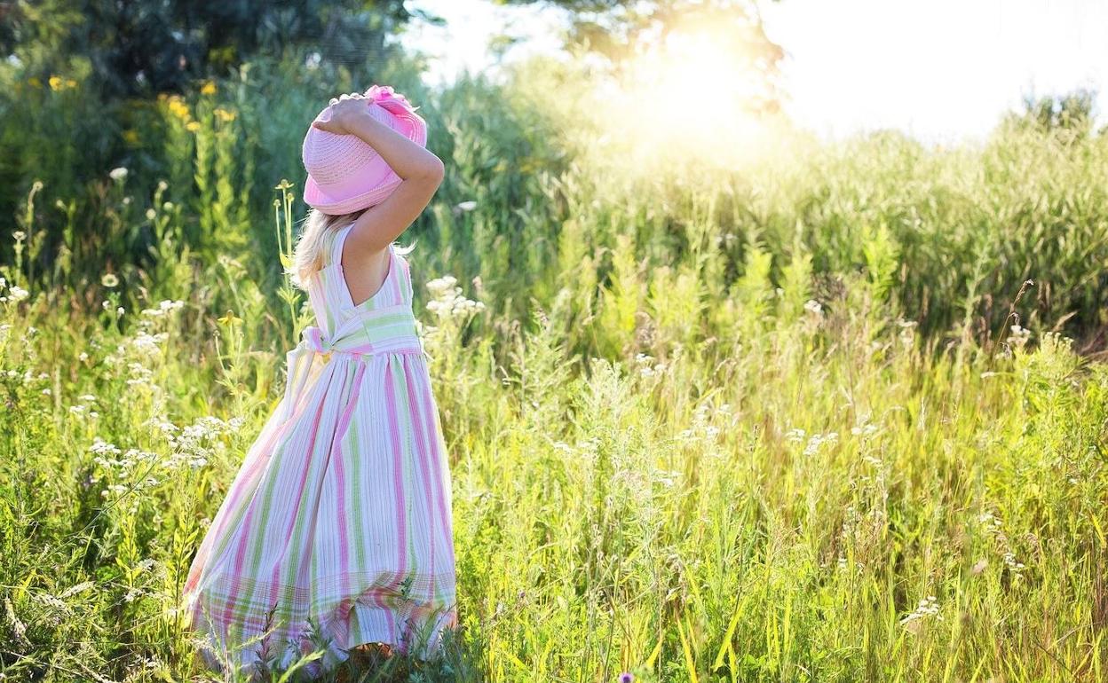 Niña en el campo 
