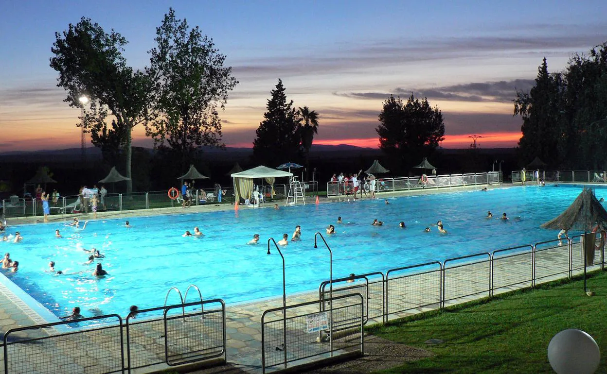 Piscina nocturna de Castuera 