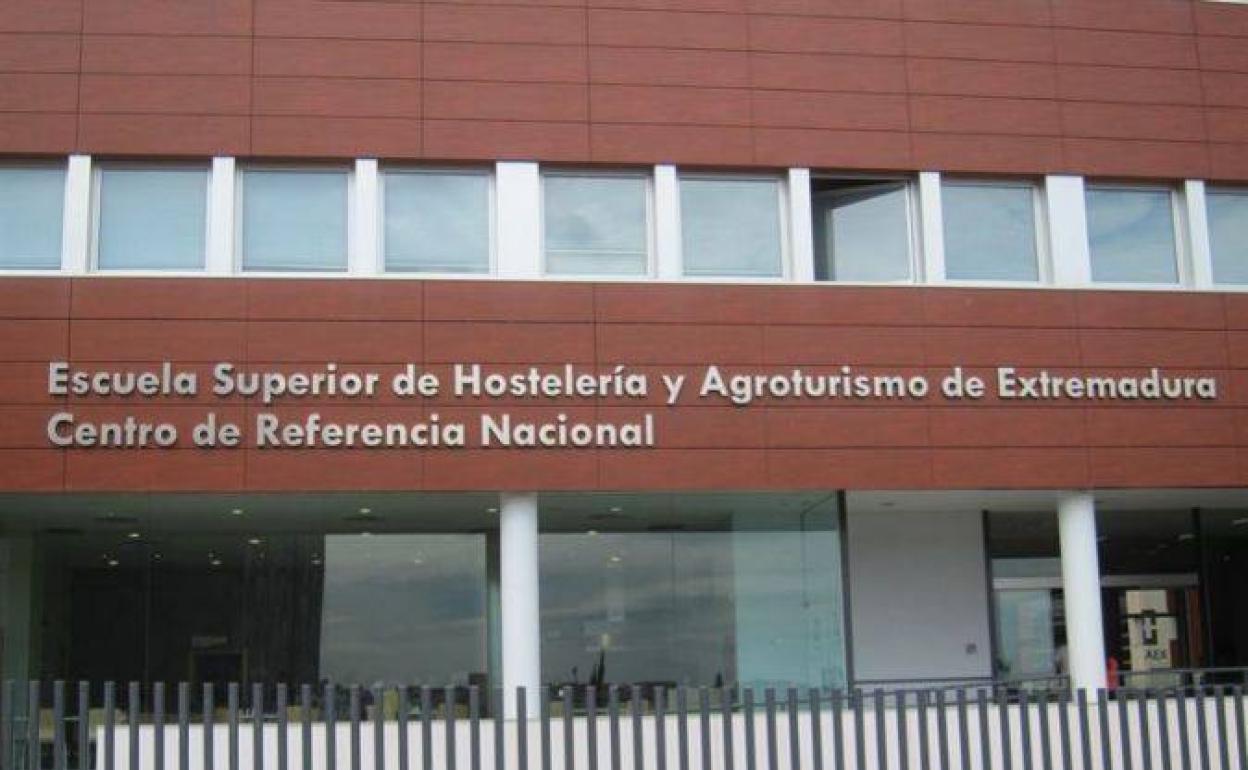 La Escuela Superior de Hostelería y Agroturismo de Extremadura (ESHAEX) oferta dos cursos gratuitos sobre 'Marketing mix básico en internet y gestión online de clientes' y 'Tecnologías aplicadas a la venta y atención al cliente'