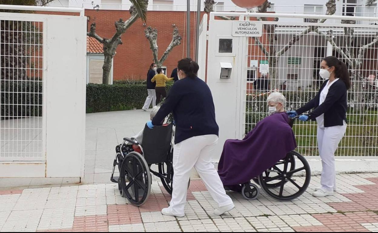 Los residentes de 'La Serena' ya salen a la calle a dar paseos 
