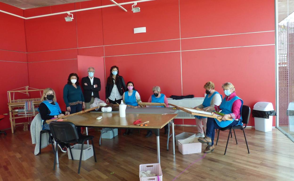 Alumnas en el taller de telares 
