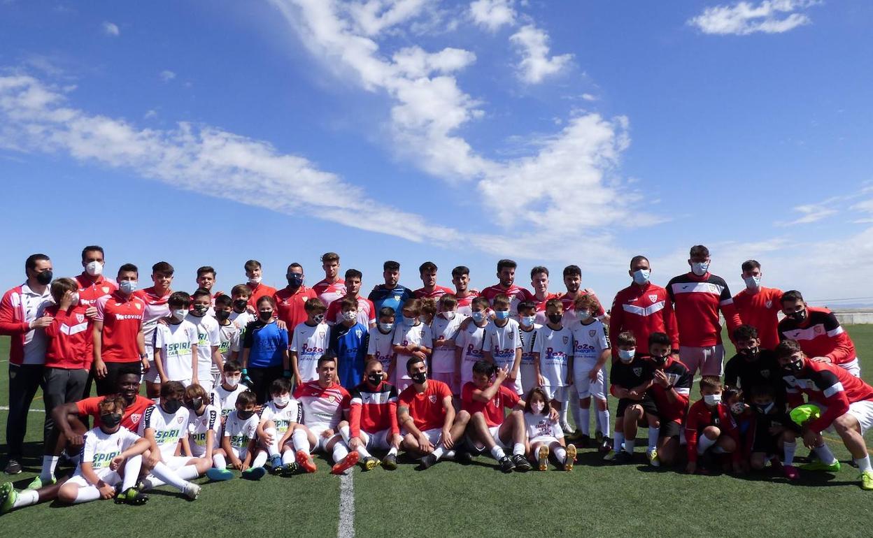 Jugadores de la plantilla de CD Castuera con el el equipo Benjamín 