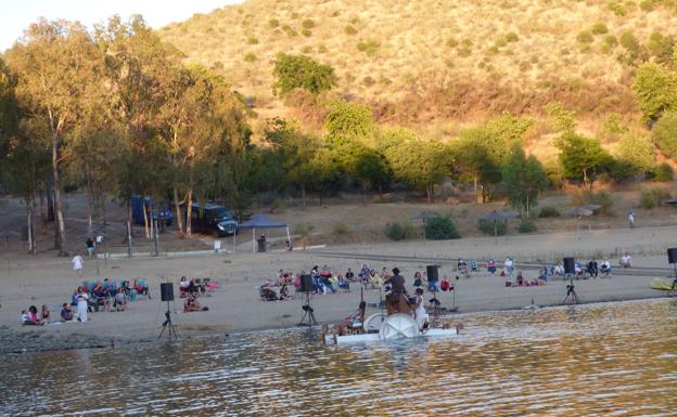 'Le PianO du Lac' en la Isla del Zújar frente a su público 