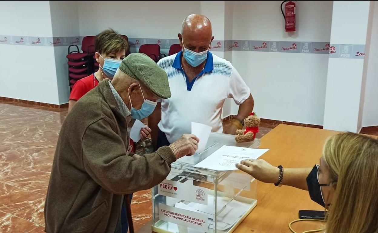 Mesa votaciones en Castuera.