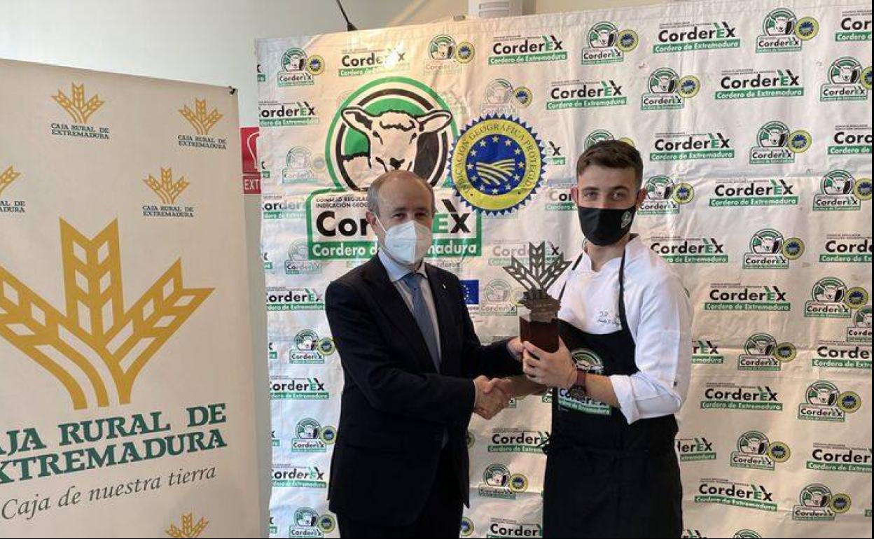 Emilio Nogales recibiendo el premio