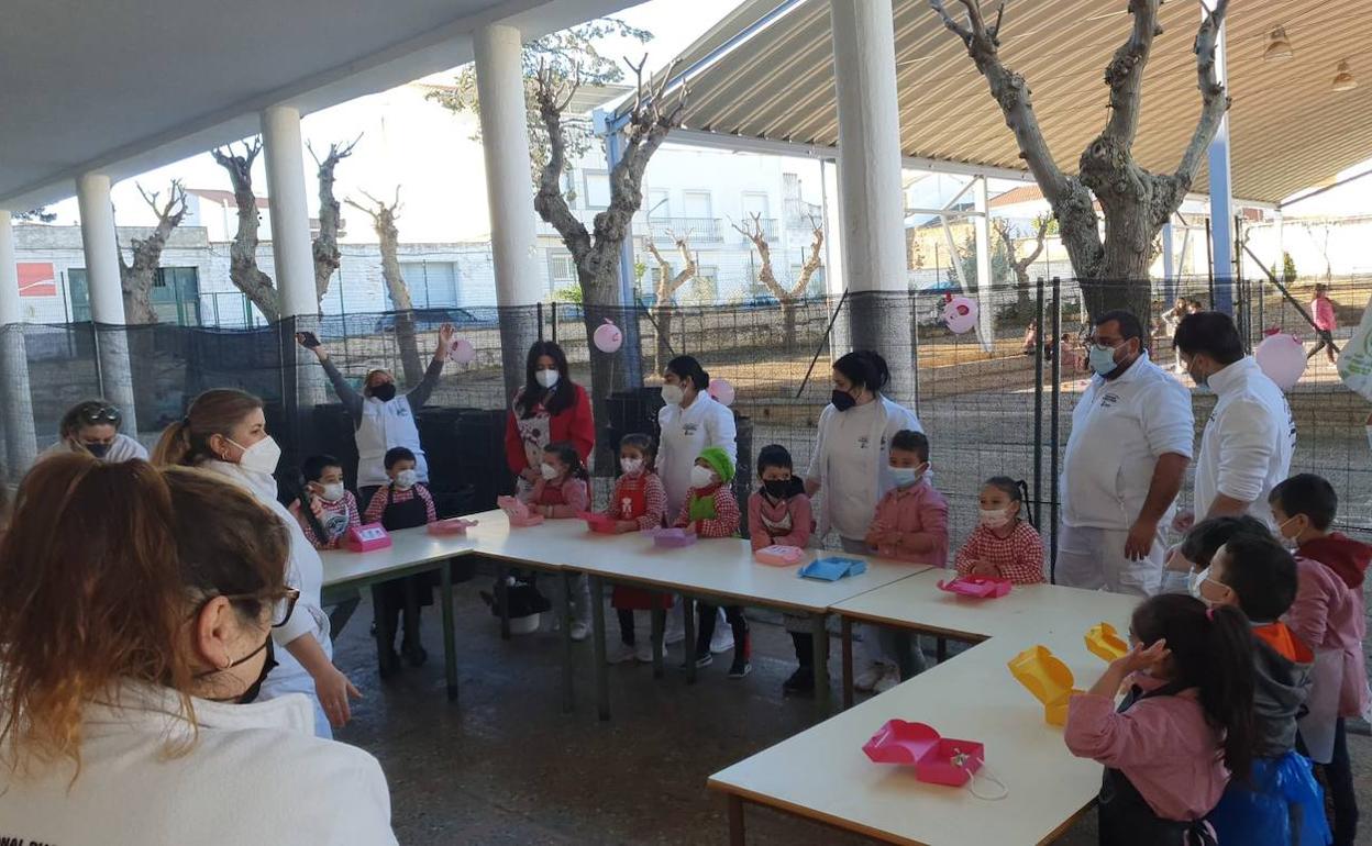 La Escuela Profesional 'Castuera alimentaria' celebra un taller infantil didáctico de elaboración de embutidos en el colegio 'Tena Artigas'