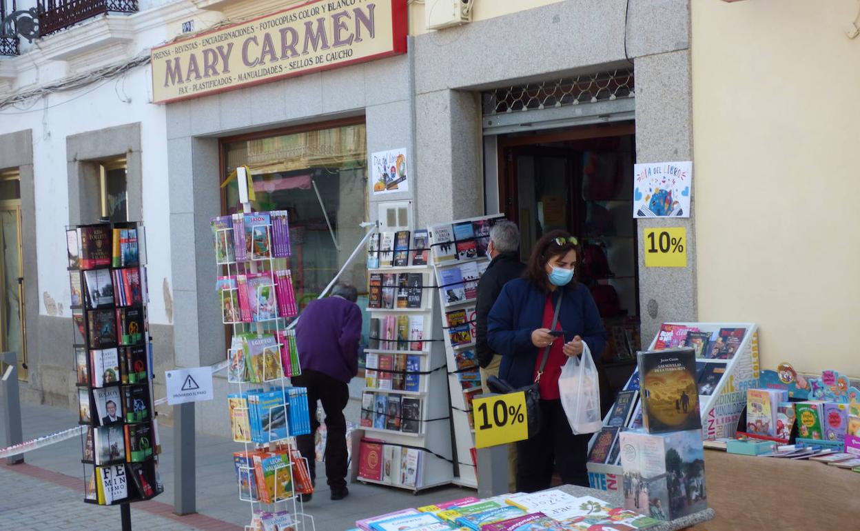Las librerías celebran el Día de Libro sacando sus ejemplares a la calle