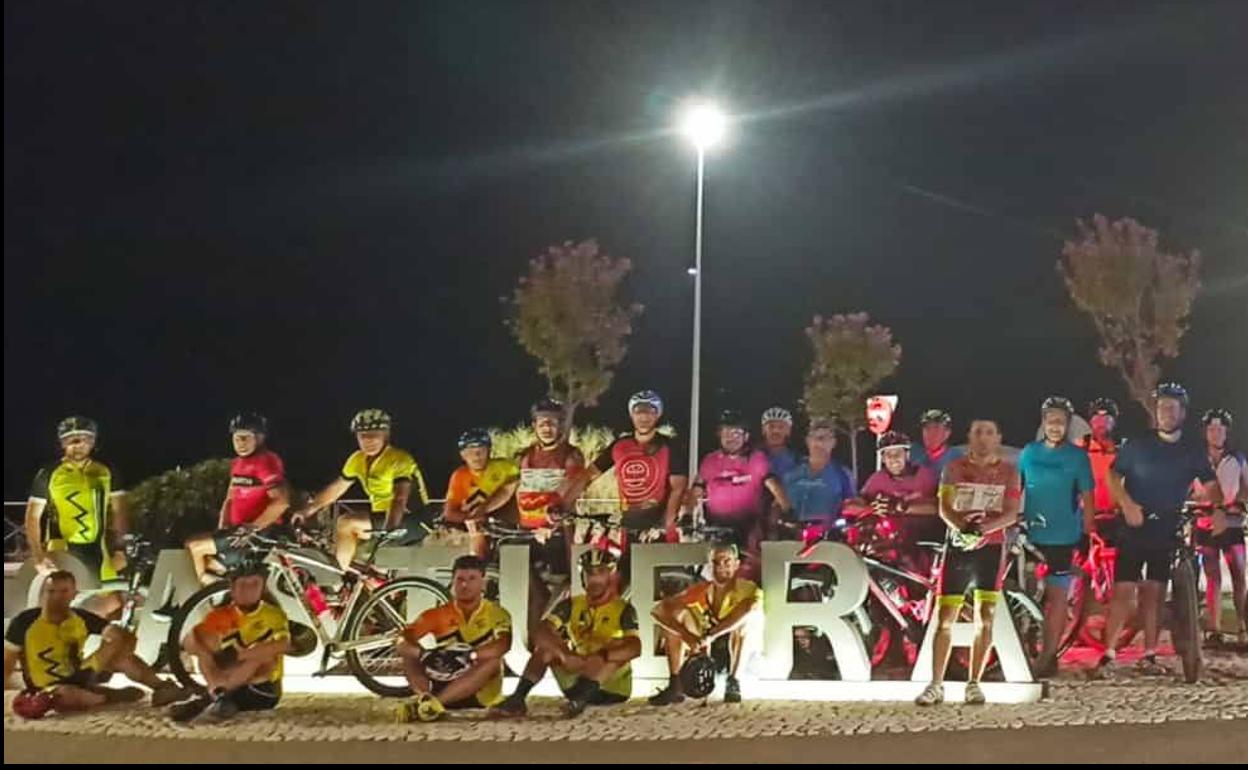 Buen ambiente y deportividad en la ruta nocturna ciclista BTT 'Luna Llena'