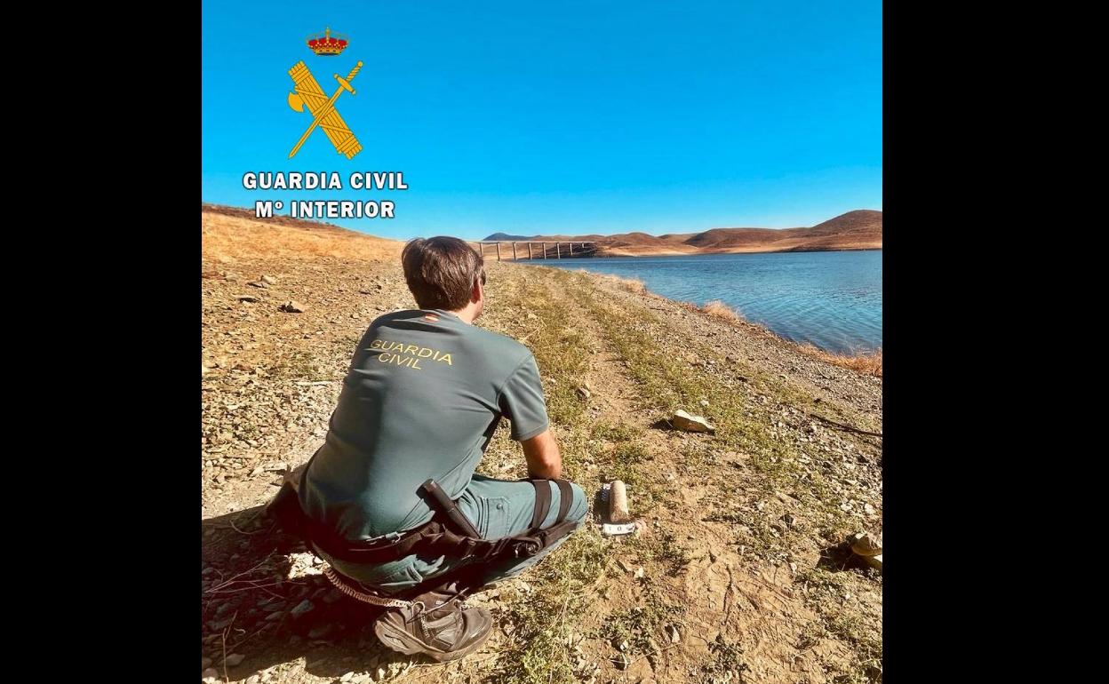 La Guardia Civil desactiva un proyectil de artillería de la Guerra Civil hallado en el pantano de la Serena