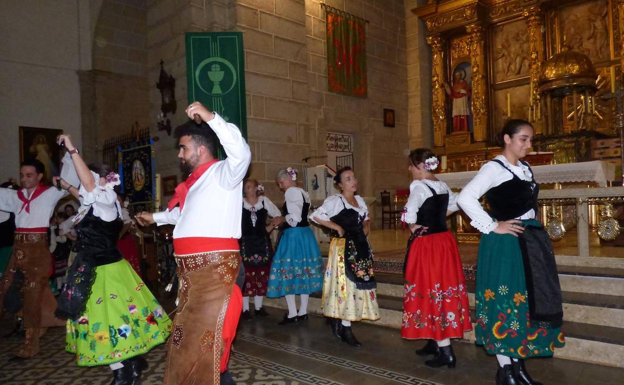 Jotas en la Parroquia en honor a la Virgen del Buensuceso