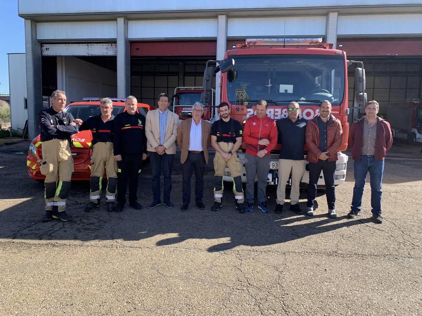 Entrega de los nuevos vehículos en el Parque de Bomberos de Castuera. 