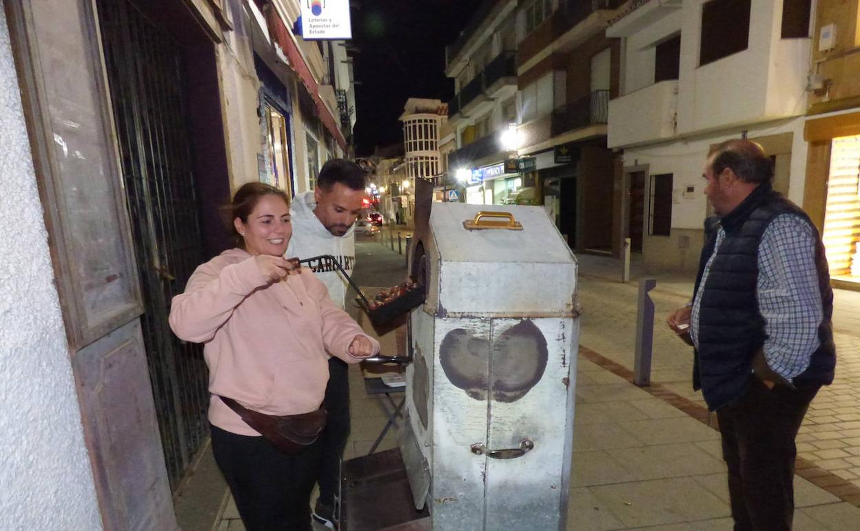 El olor a castañas asadas se deja notar en Castuera