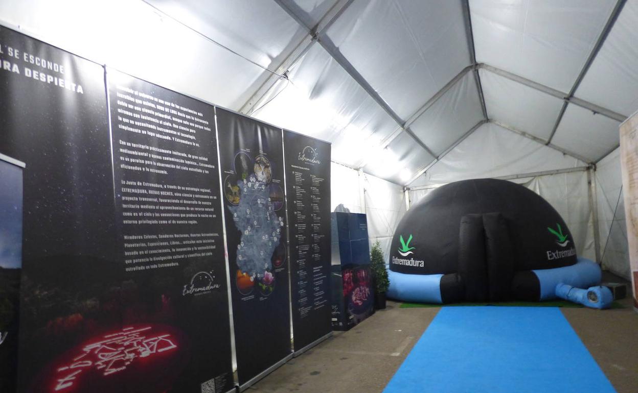 Planetario instalado en la Plaza de España. 