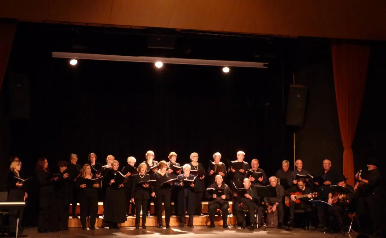 Agrupación Musico Folklórica del Centro de Mayores de Castuera. 