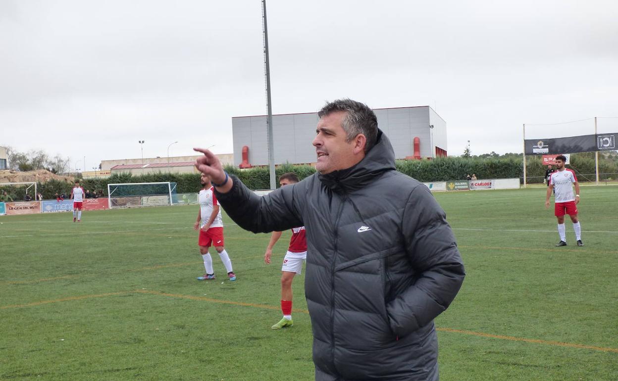 El entrenador del Castuera, Alberto Fernández, dando indicaiones en un partido. 