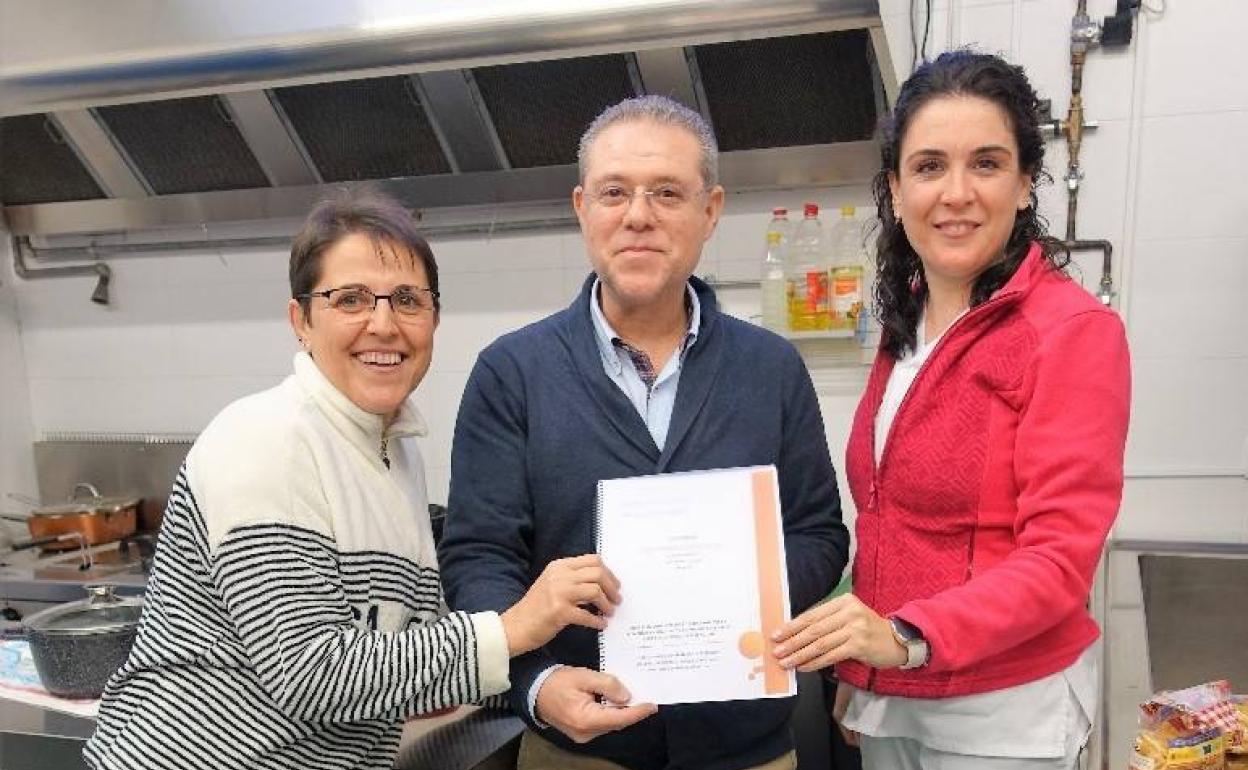 El Centro especial de Empleo de Adiser-Horizontes recibe de Apamex recibe un informe para adaptar un puesto de trabajo de cocinera a personas con discapacidad