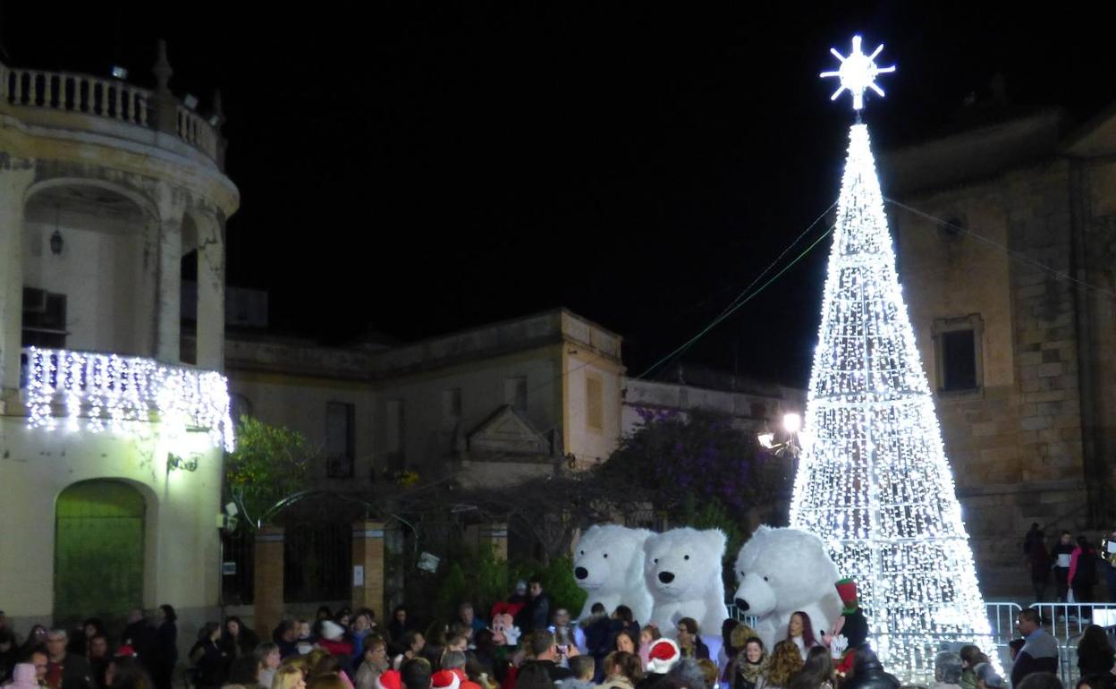 El pasacalle 'Navidad Polar en Castuera' finalizó en la plaza de España con el encendido del árbol de Navidad 