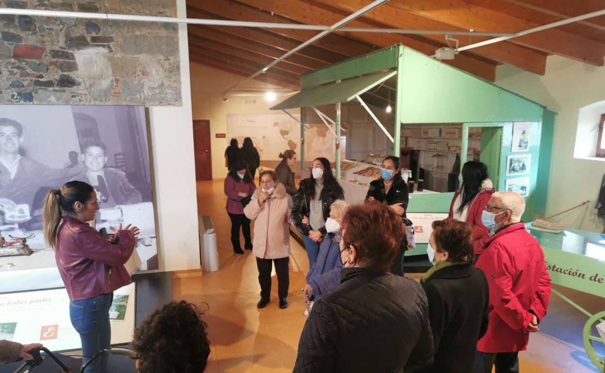 Peregriinos en el Museo del Turrón. 
