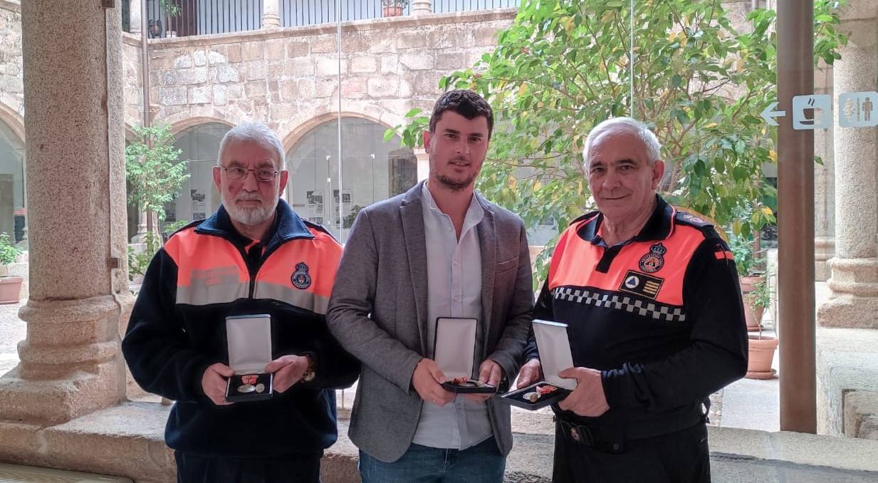 Protección Civil de Castuera recibe la Medalla de Oro al mérito y el reconocimiento a la labor del voluntariado