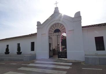 Puerta de entrada al cementerio de Castuera