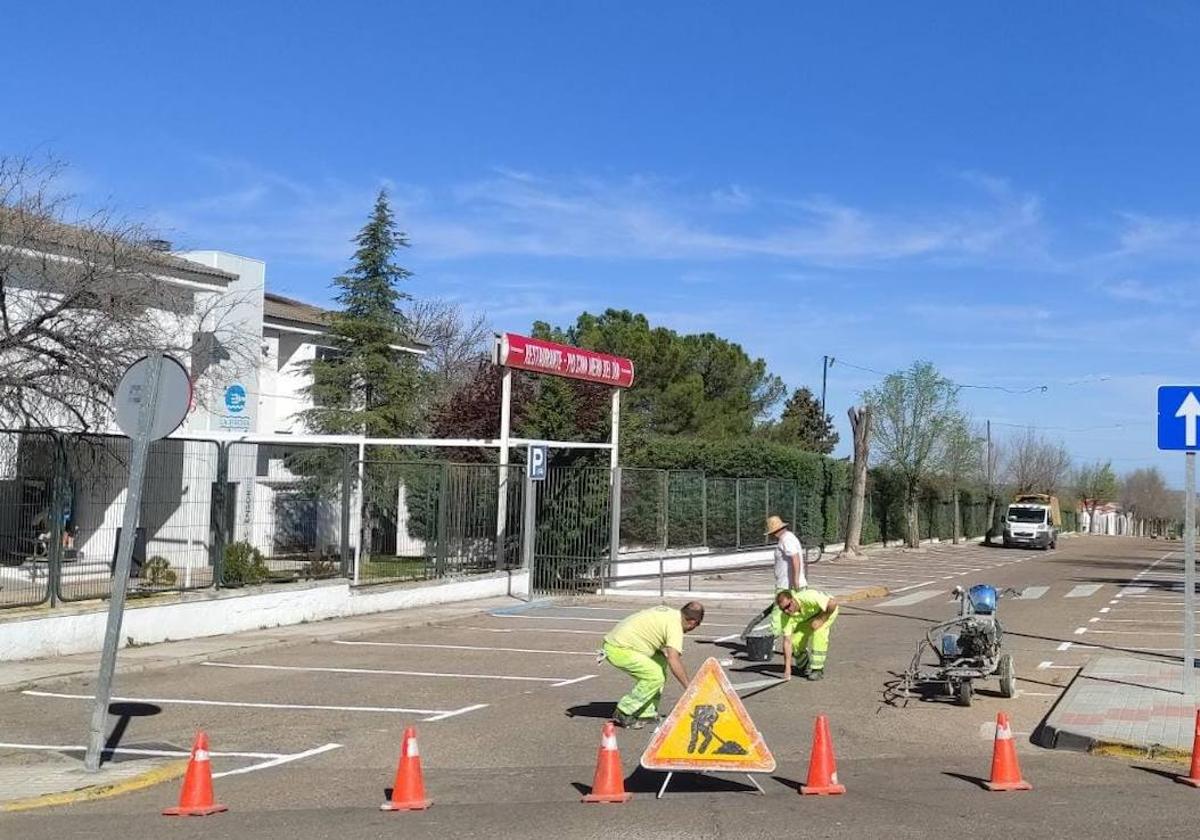 El Ayuntamiento mejora la seguridad vial con el repintado de pasos de peatones y la señalización horizontal en diferentes zonas del municipio