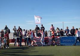 Jugadores del CD Castuera-Subastacar saludando a la afición.