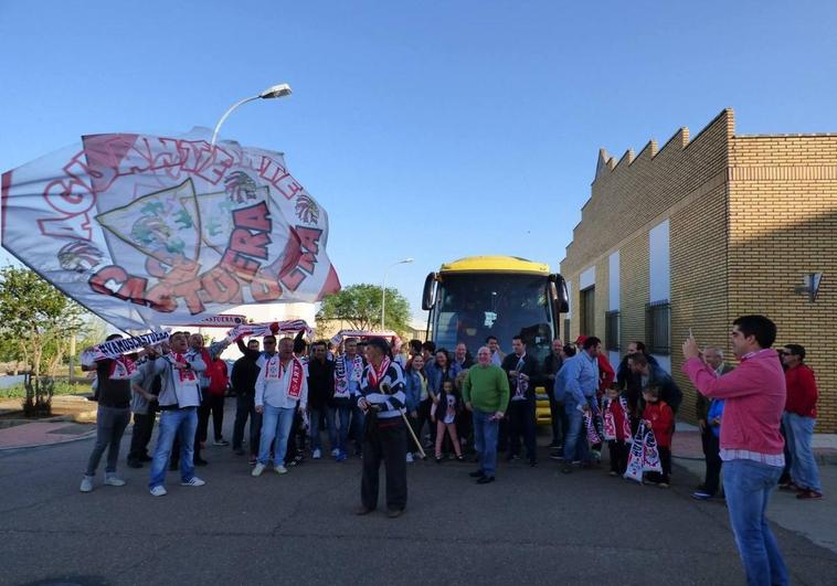 Salen a la venta las entradas y reserva de plaza de bus para acompañar al C.D. Castuera en el partido del Play Off de ascenso ante el CD Amanecer