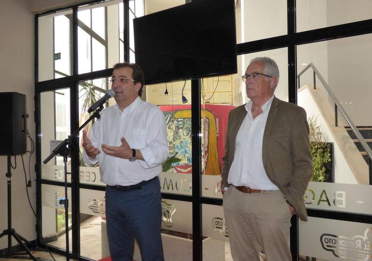 Fernández Vara participó en un encuentro con las asociaciones, empresarios y empresarias de la localidad.