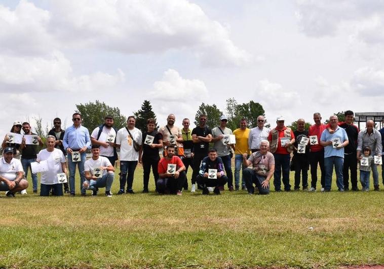 Foto de familia de los participantes con el alcalde de Castuera, después de la entrega de trofeos.